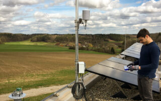 Thomas Haupt bei der Montage der Wetterstation