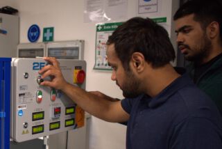 An der Solarthermieanlage regeln die Studierenden die Pumpleistung und beobachten dabei die Temperatur im System