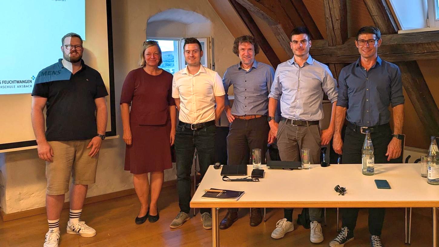 Treuchtlingens Klimaschutzmanager Andreas Oswald und erste Bürgermeisterin Kristina Becker, Matthias Hammerl und Rainer Saliger von Siemens sowie Thomas Haupt und Gerd Hofmann vom Campus Feuchtwangen bei der Abschlusspräsentation (v.l.n.r., Bild: Andreas Oswald).