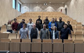 Gruppenbild der Profs und der neuen Studies vom Campus Feuchtwangen. Sie stehen im neuen Höhrsaal.