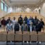 Gruppenbild der Profs und der neuen Studies vom Campus Feuchtwangen. Sie stehen im neuen Höhrsaal.