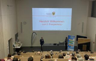 Mehrere Menschen sitzen im Hörsaal des Campus Feuchtwangen und blicken auf eine Präsentation